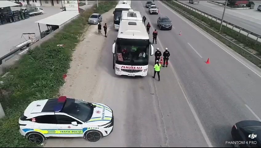 Bursa’da ‘Yolun sonu bayram olsun’ denetimi Yapılan denetimlerle sürücülere, trafik kurallarına uyma, hız limitlerine riayet etme
