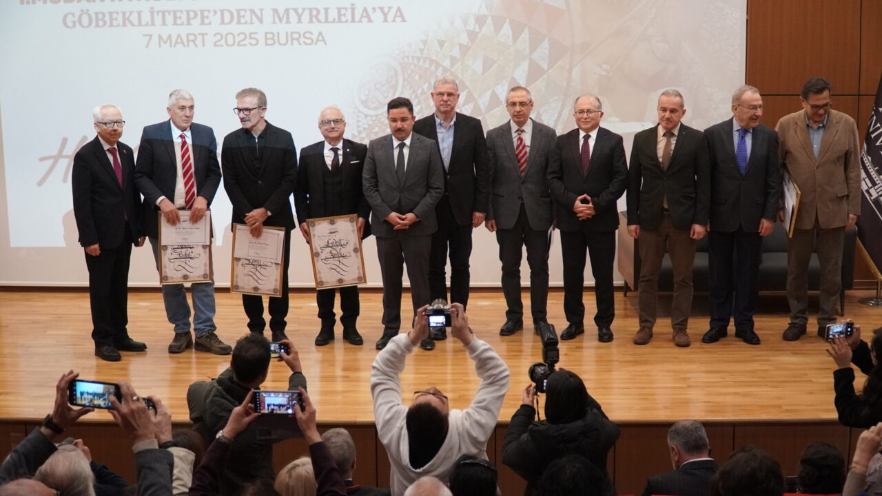 Mudanya Üniversitesi’nde geçmişe yolculuk! İki oturumdan oluşan konferansın ilk oturumunda konuşmacılar; İstanbul Üniversitesi, Tarih