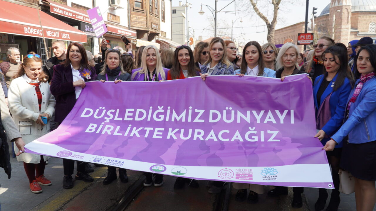 Dünya Kadınlar Günü’nde Bursa’da farkındalık yürüyüşü! Cumhuriyet Caddesi’nde toplanan kadınlar Barış Kadın Bandosu eşliğinde, haklarına ve