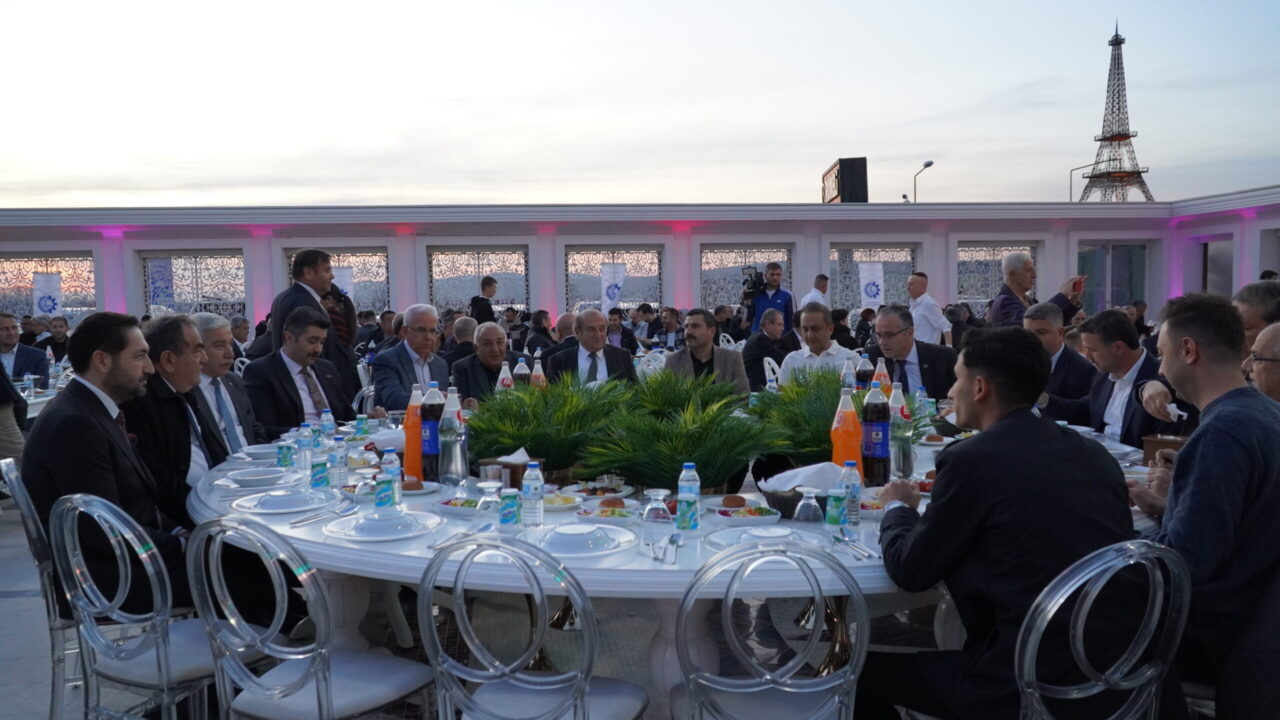 Mustafakemalpaşa Ticaret ve Sanayi Odası’ndan geleneksel iftar yemeği Yunus Tesisleri’nde düzenlenen iftar yemeğine İlçe Kaymakamı Mehmet Okur, İlçe