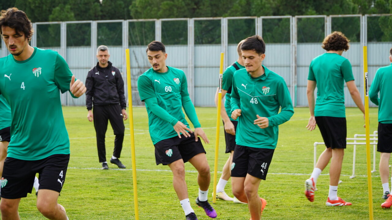 Bursaspor, Kuşadasıspor maçı hazırlıklarına başladı Bugün yapılan antrenmanın ilk 20 dakikası basına açık olarak gerçekleşti.