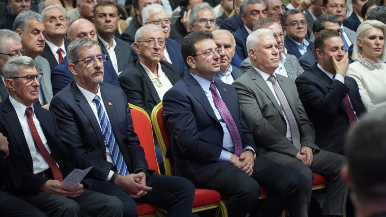 Bursa’da Ekrem İmamoğlu coşkusu Nilüfer Cengiz Göllü Voleybol Salonu’nda Bursalılar’la buluşan Ekrem İmamoğlu, yoğun