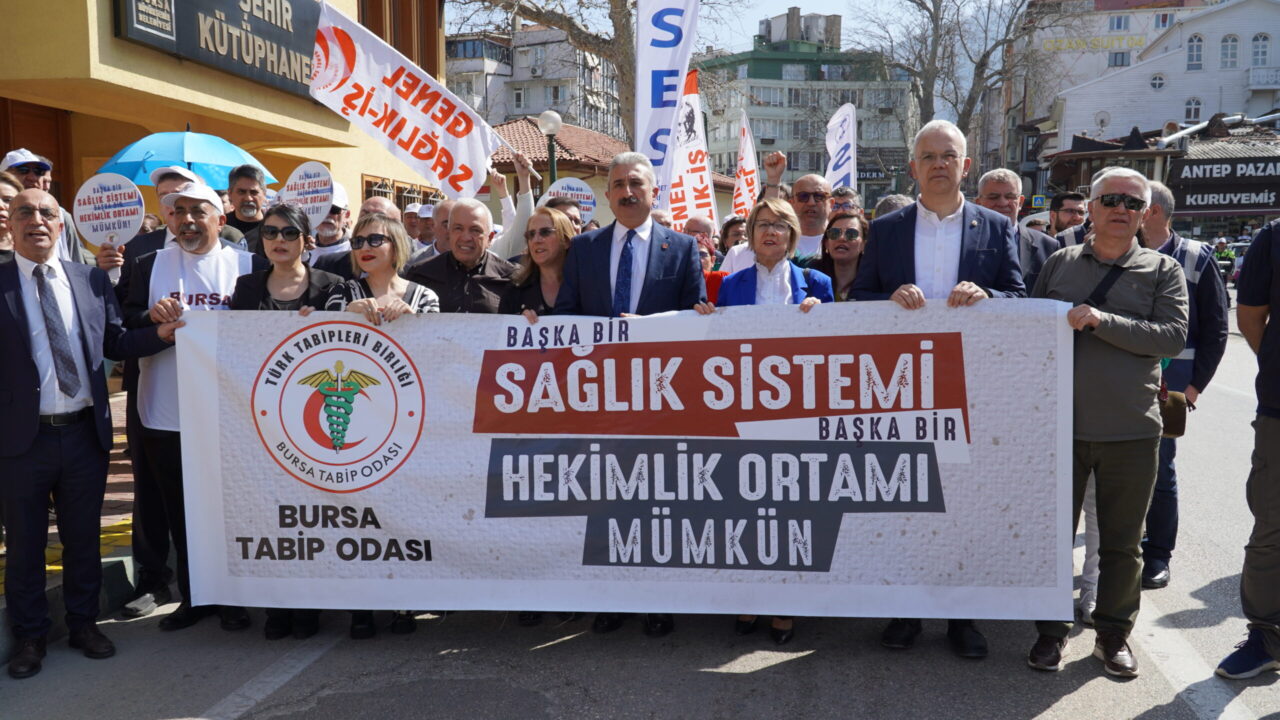 Bursa’da sağlıkçılar 14 Mart Tıp Bayramı’nı kutladı! ‘Başka bir hekimlik ortamı mümkün’ Bursa’da 14 Mart Tıp Bayramı, sağlık çalışanlarının hak taleplerini dile