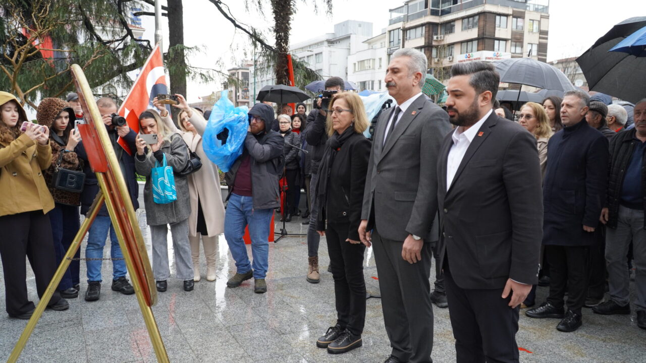 CHP Bursa İl Başkanlığı 18 Mart şehitlerini andı Törende konuşan İl Başkanı Nihat Yeşiltaş, “Çanakkale’de top mermisini sırtlayan