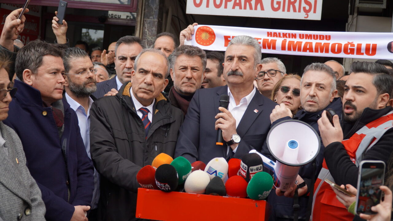 CHP Bursa: ”Bu bir darbedir” Cumhuriyet Halk Partisi Bursa İl Başkanlığı binasında yapılan açıklamaya CHP