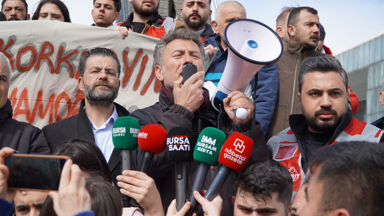 CHP Bursa Milletvekili Orhan Sarıbal: Saray Türkiye’yi cehenneme çevirdi CHP Bursa İl Örgütü, il binası önünde basın açıklamasında bulundu.