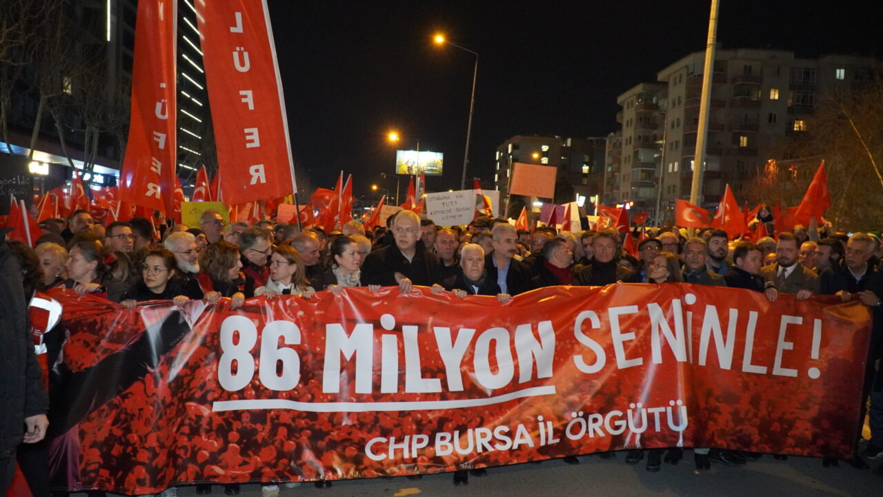 Bursa’da binlerce vatandaş ‘Ekrem İmamoğlu’ için yürüdü CHP Bursa İl Başkanlığı tarafından yapılan çağrı sonrası FSM Acıbadem
