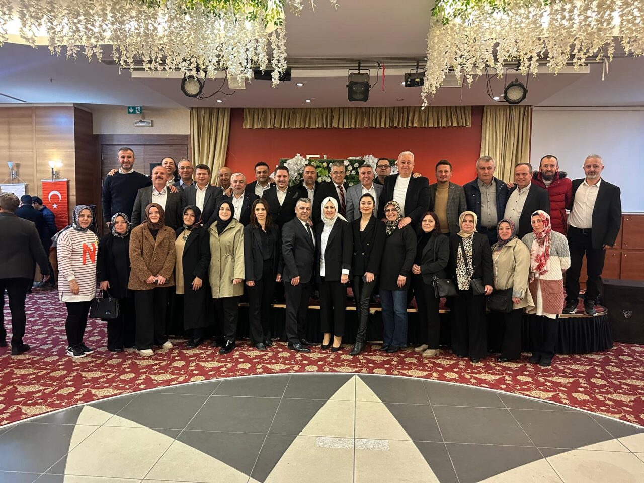 Mustafakemalpaşalılar PAŞADER’in iftar yemeğinde buluştu Elegance Düğün Salonu’nda gerçekleşen iftar yemeğine Mustafakemalpaşa Belediye Başkanı Şükrü