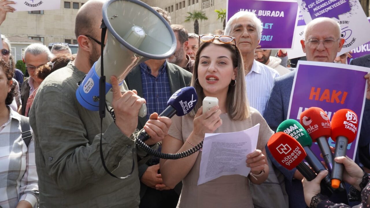 Bursa’daki gözaltılara sert tepki: ”Derhal serbest bırakılmalılar” Uluyol Adliyesi’nde gerçekleştirilen açıklamaya siyasi parti ve STK’lardan da destek
