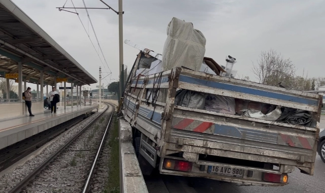 Bursa’da kontrolden çıkan araç metro bariyerlerine çarptı! Kaza, sabah saatlerinde Gürsu ilçesi, Ankara Yolu Caddesi üzerinde meydana