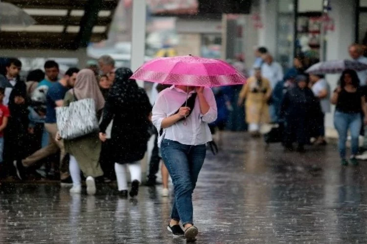 Bursalılar dikkat! Valilikten yağış uyarısı Bursa Valiliği’nden yapılan açıklamada bu geceden başlayıp Pazar günü 23.59’a