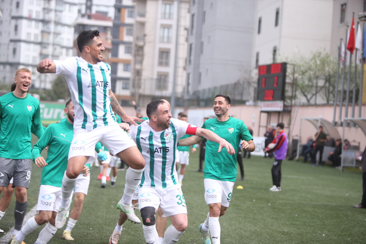 Bursaspor 4 atmaya devam ediyor! Mimar Kubilay Köse Stadı’ndaki karşılaşmanın ilk yarısını yeşil beyazlı takım,