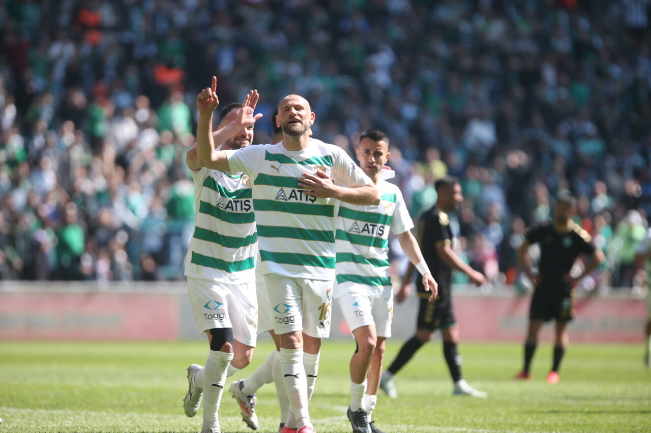 Bursaspor şampiyonluğa emin adımlarla ilerliyor! 4-0 Matlı Stadyumu Atatürk Spor Kompleksi’ndeki kritik maçın ilk yarısını yeşil