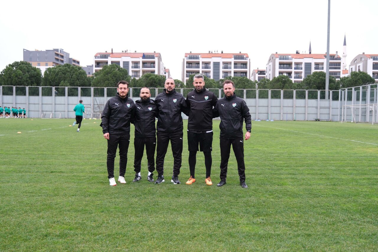 Bursaspor’da Adem Çağlayan’ın ekibi belli oldu! Bursaspor’un 1.5 yıllık sözleşme imzaladığı Teknik Direktör Adem Çağlayan’ın ekibi