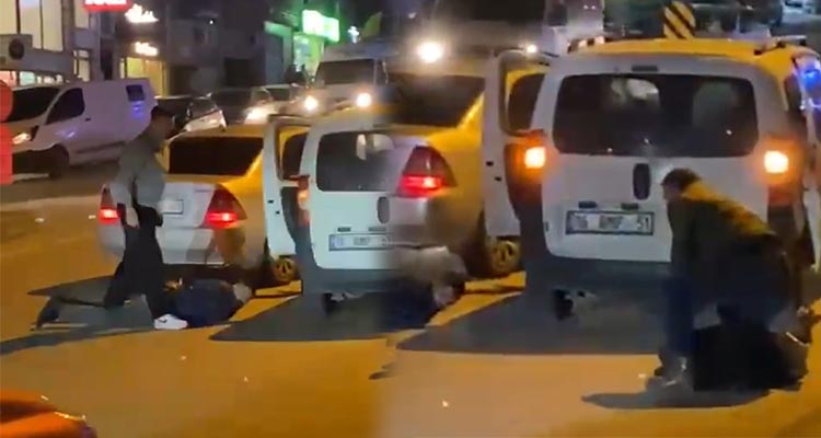 Bursa’da uyuşturucuya geçit yok! Araçtan indirilen 2 kişiye yol ortasında ters kelepçe yapıldı. Ekiplerin