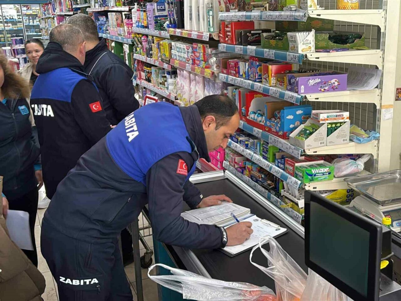 Gemlik’te marketlere denetim! Yapılan denetimlerde, tarihi geçmiş 25 farklı ürünün rafta satışa sunulduğu