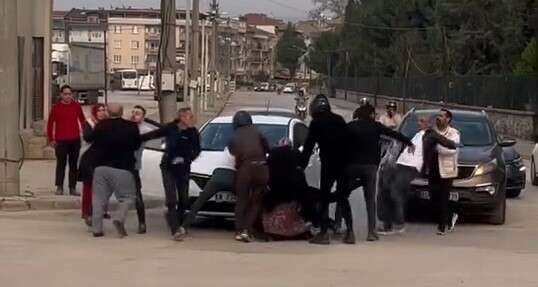 Yer: İnegöl! İftar saati birbirlerine girdiler Olay, saat 19.00 sıralarında İnegöl ilçesi Kemalpaşa Mahallesi Kemalettin Samipaşa
