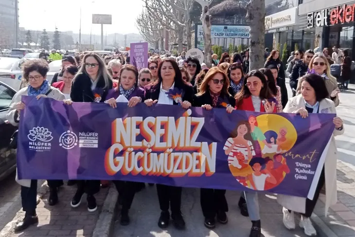 Nilüferli kadınlar adalet ve eşitlik için yürüdü Yürüyüşe yüzlerce kişi katıldı. Nilüfer Halk Evi önünde gerçekleştirilen basın
