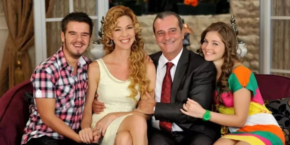 Sihirli Annem filmi geliyor! Kadro belli oldu 2003 yılında ekranlara gelen Sihirli Annem dizisi yeniden çekiliyor. Geçtiğimiz
