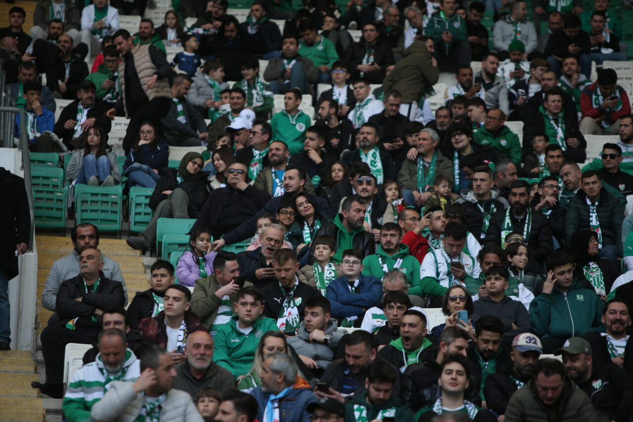 Bursaspor’da kombine ve üyeliğe hücum! İşte son rakamlar… Proje Kurulu Başkanı Enbiya Topal’ın paylaşımı şöyle; Günaydın Bursaspor Ailesi.