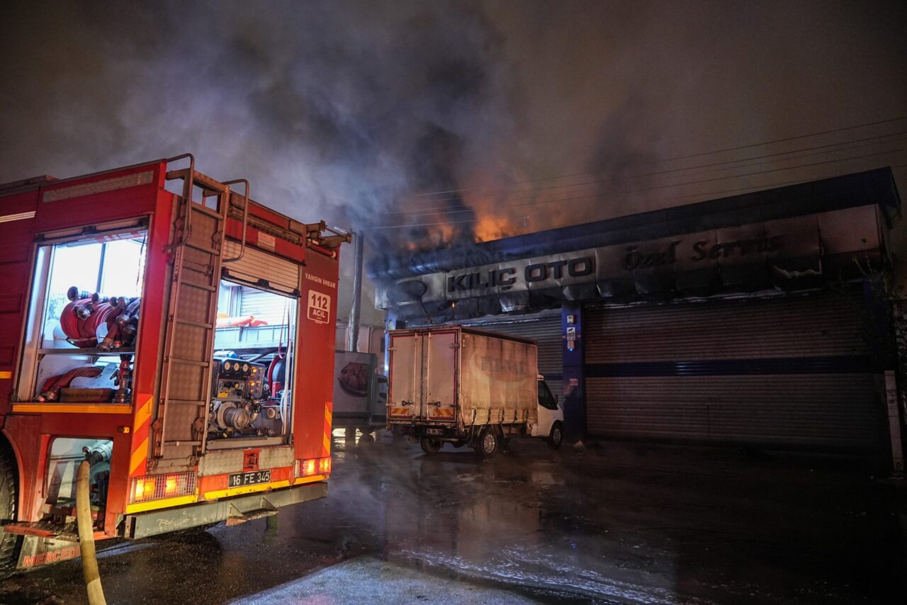 Bursa’da Küçük Sanayi’de yangın paniği! Edinilen bilgiye göre, Küçük Sanayi Sitesi 14. Sokak’ta bulunan bir