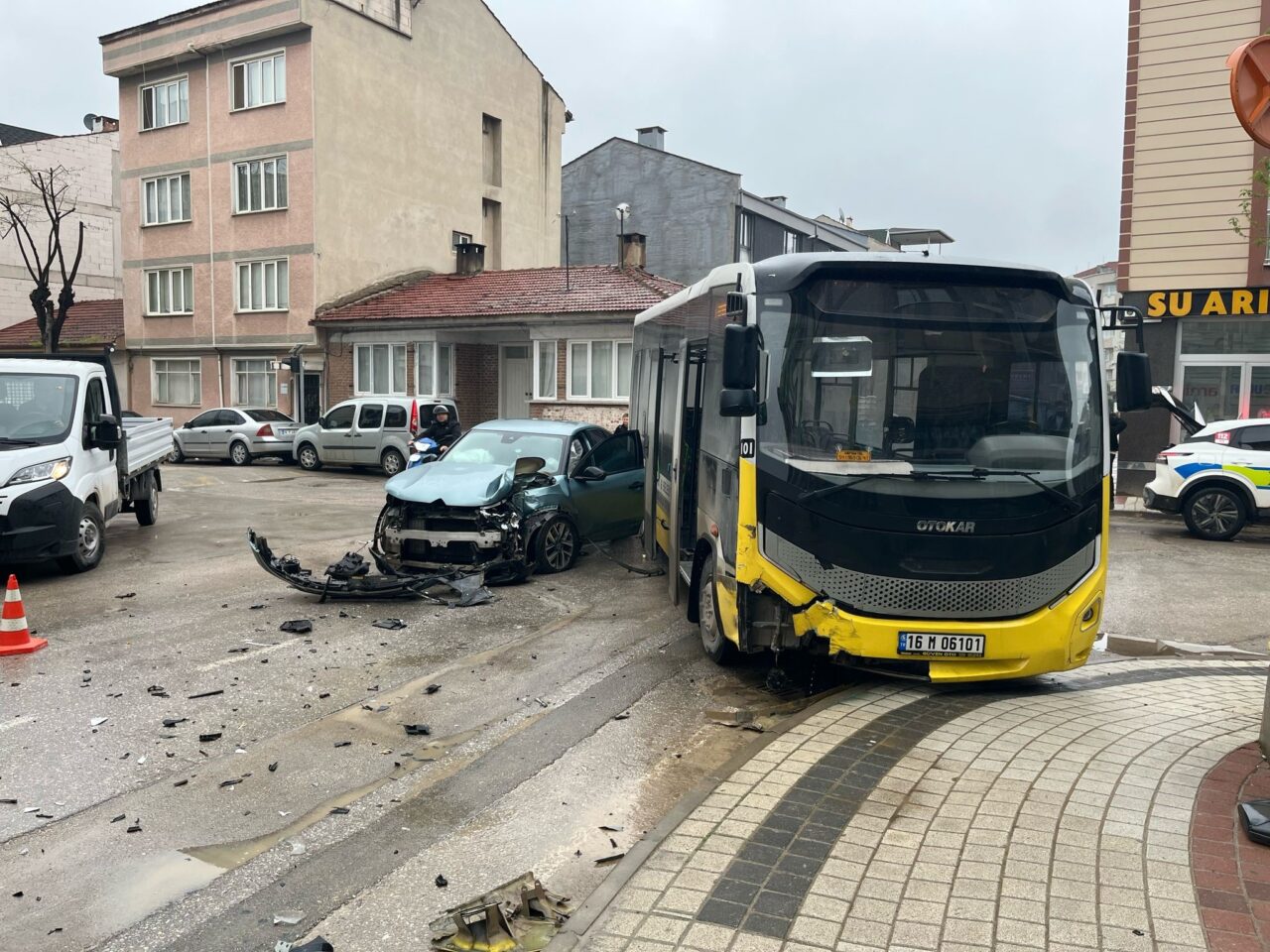 İnegöl’de halk otobüsü ile ot otomobil çarpıştı: 3 yaralı Kaza, saat 09.00 sıralarında Osmaniye Mahallesi Altay Caddesi üzerinde meydana