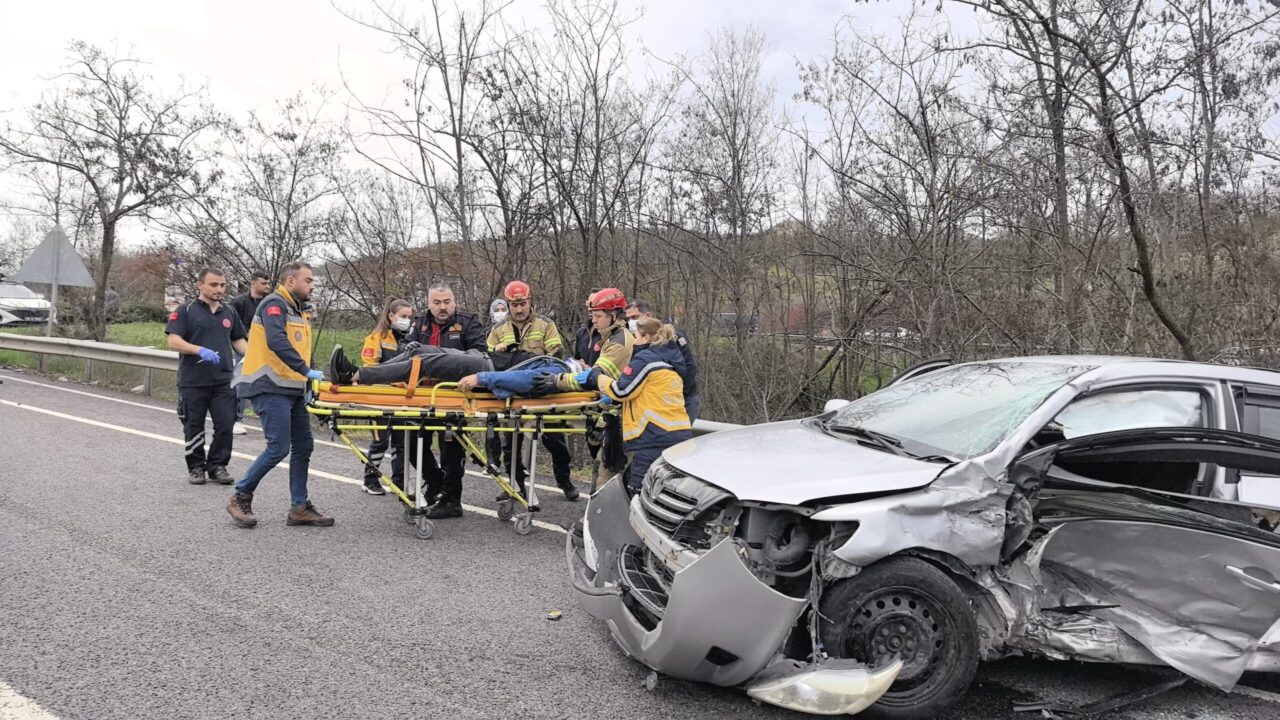 Bursa’da trafik kazası: 3 kişi yaralandı Kaza, saat 18.30 sıralarında Bursa-Ankara karayolu üzeri Kestel ilçesi Ümitalan