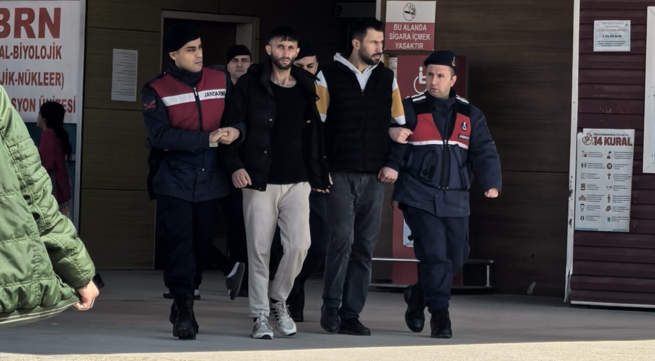 Bursa jandarmasından uyuşturucu imal edenlere suçüstü İnegöl Jandarma Komutanlığı ekipleri, kırsal Hamamlı Mahallesi’ndeki metruk binada uyuşturucu