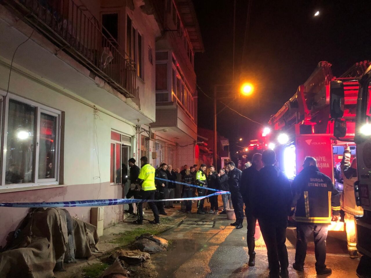Bursa’da acı olay! Biri bebek 2 kardeş hayatını kaybetti Edinilen bilgilere göre, saat 22.30 sıralarında Çayır Mahallesi Çayır Sokak’ta