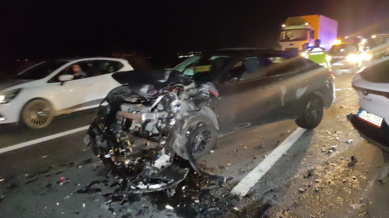 Gebze-Orhangazi Otoyolu’nda feci kaza: 1 ölü, 7 yaralı Kaza, saat 22.00 sıralarında Gebze-Orhangazi-İzmir Otoyolu Orhangazi yakınlarında meydana geldi.