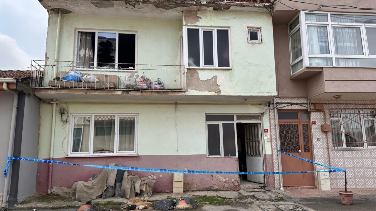 Bursa’da 2 kardeşi hayattan kopartan yangının nedeni belli oldu! Yangının, çocukların annesinin ekmek almaya giderken ocakta altını yanık bıraktığı