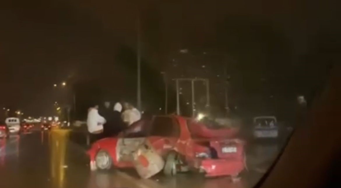 Bursa’da kontrolden çıkan otomobil duvara çarptı! Olay, merkez Yıldırım ilçesi Ankara Yolu Caddesi Esenevler mevkiinde meydana