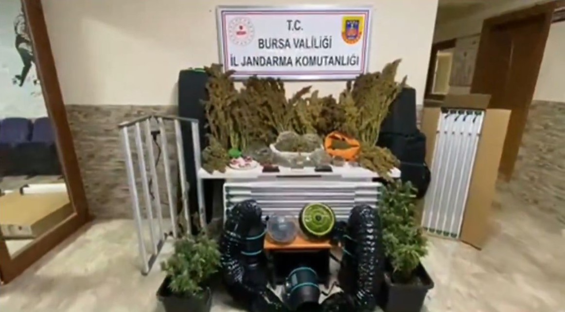 Bursa’da dev operasyon! 24 şüpheli yakalandı Ekipler yaptıkları operasyonda 24 şüpheliyi, 25 kilodan fazla uyuşturucu madde