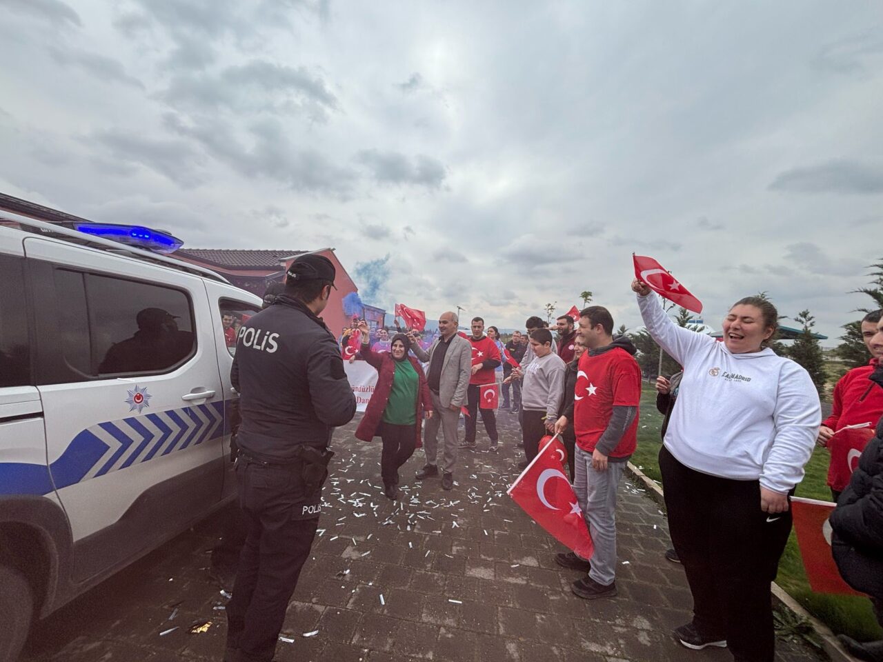 Bursa’da polis ekiplerine meşaleli sürpriz Türk Polis Teşkilatı’nın 180. kuruluş yıl dönümü Bursa’da da çeşitli