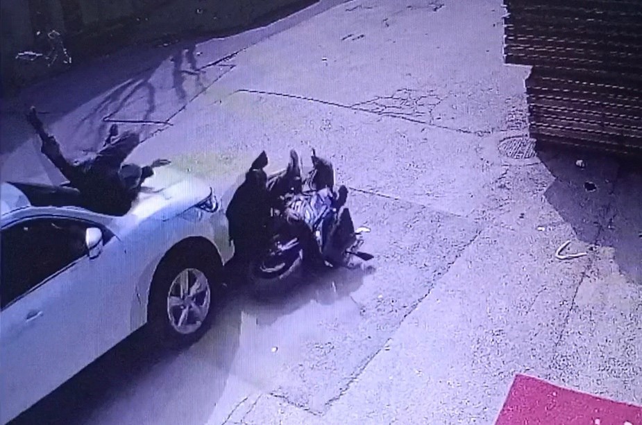 İnegöl’de motor kazası! Artçı kayıplara karıştı Kaza, saat 16.00 sıralarında Mahmudiye Mahallesi Sanayi Caddesi’nde meydana geldi.