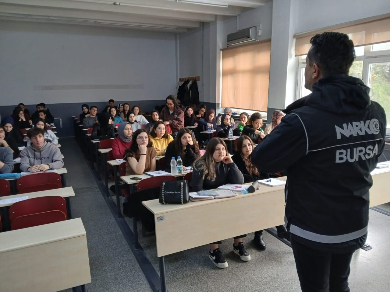 Bursa Narkotik polisi 4 günde 4 bin genci uyardı Bursa Narkotik polisi operasyonel faaliyetlerin yanı sıra halkın yoğun olarak