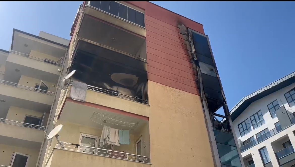 Bursa’da korku dolu anlar! Evini ateşe verdi Olay, merkez Nilüfer ilçesi Altınşehir Mahallesi’nde bulunan 6 katlı bir