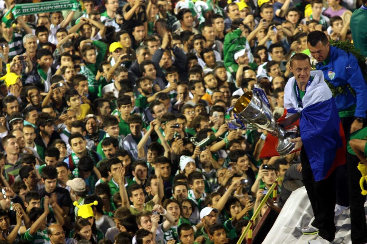 Bursaspor’da 15 yıl önceyi anımsatan fotoğraflar Süper Lig’in 2009-2010 sezonunu şampiyon tamamlayan ancak ardı ardına yaşanan