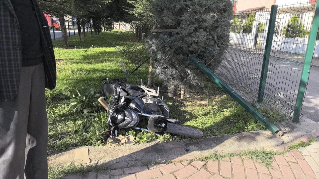 Bursa’da iki motosiklet çarpıştı: 1’i ağır 3 yaralı Kaza, saat 17.00 sıralarında Kemalpaşa Mahallesi Ilıca Sokak’ta meydana geldi.