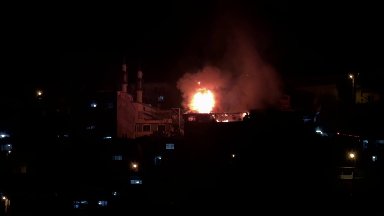 Bursa’da alevler geceyi aydınlattı! Yangın, saat 00.00 sıralarında merkez Osmangazi ilçesi Mollafenari Mahallesi, Kestanelik