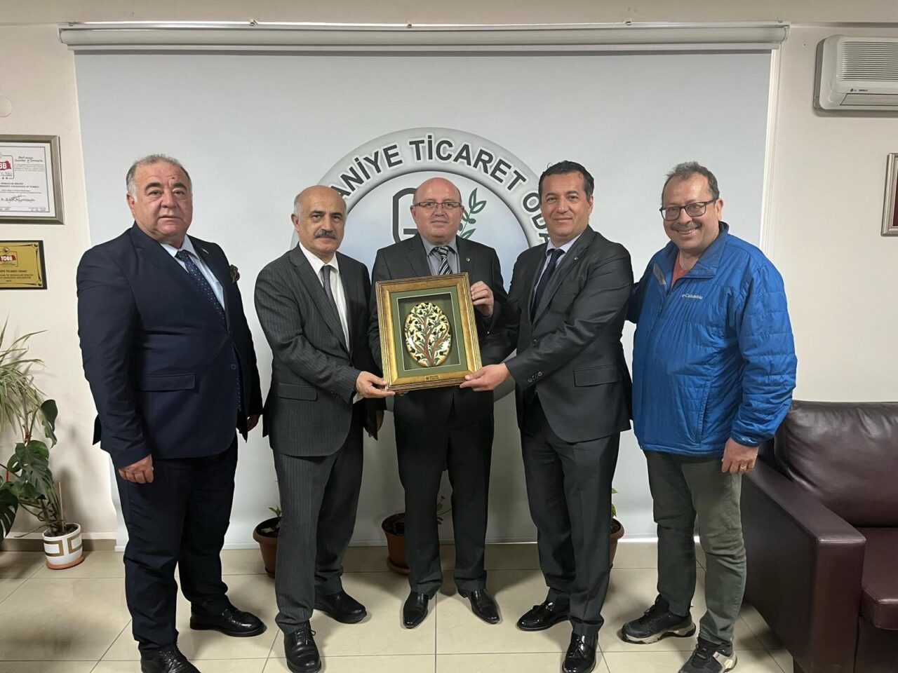 Gemlik’te OSB seferberliği Gemlik Kaymakamı Osman Aslan Canbaba, Ticaret ve Sanayi Odası Başkanı