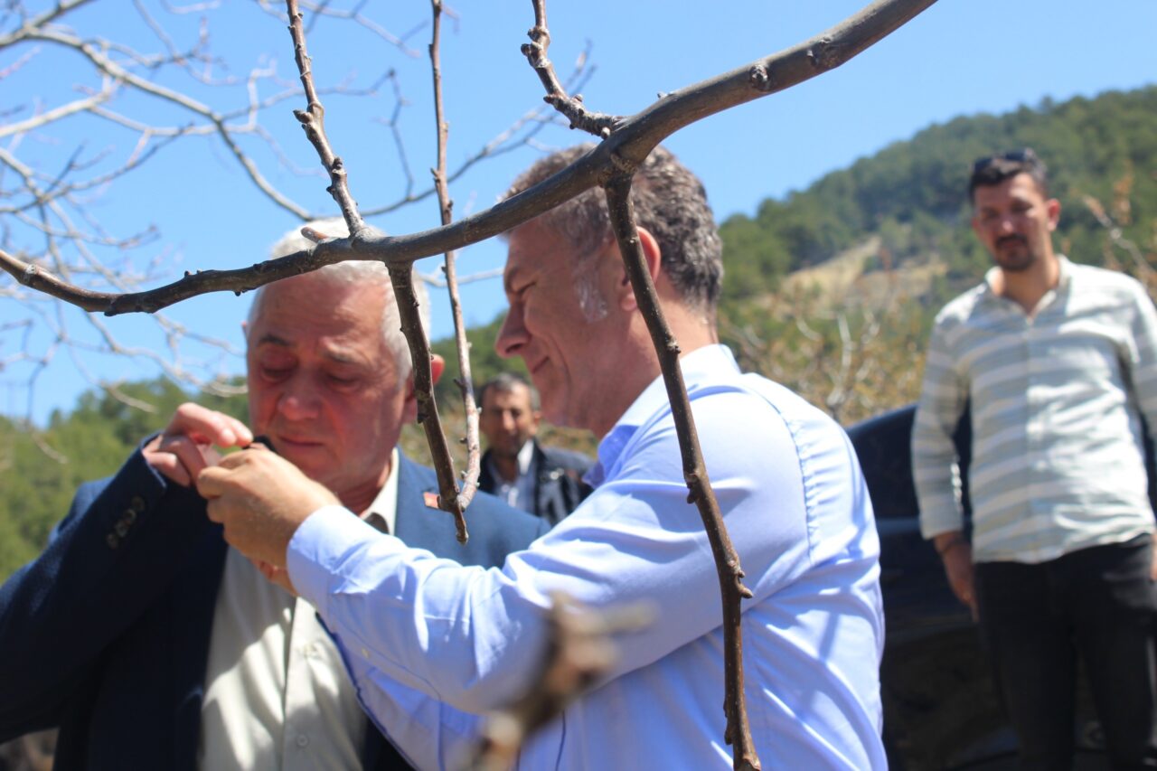 Uludağ’ın güneyi dondu Uludağ’ın güneyi dondu… CHP Bursa Milletvekili Orhan Sarıbal, bölgeyi ziyaret