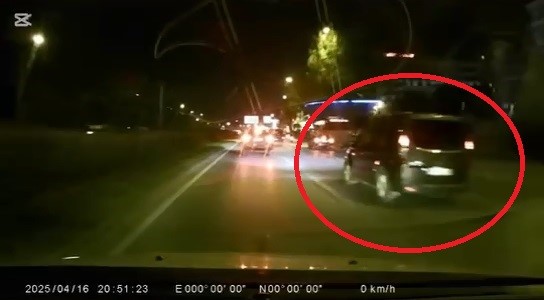 Bursa’da akılalmaz görüntüler! Canını hiçe saydı Olay, merkez Osmangazi ilçesi Sanayi Caddesi Korupark Alışveriş Merkezi önünde