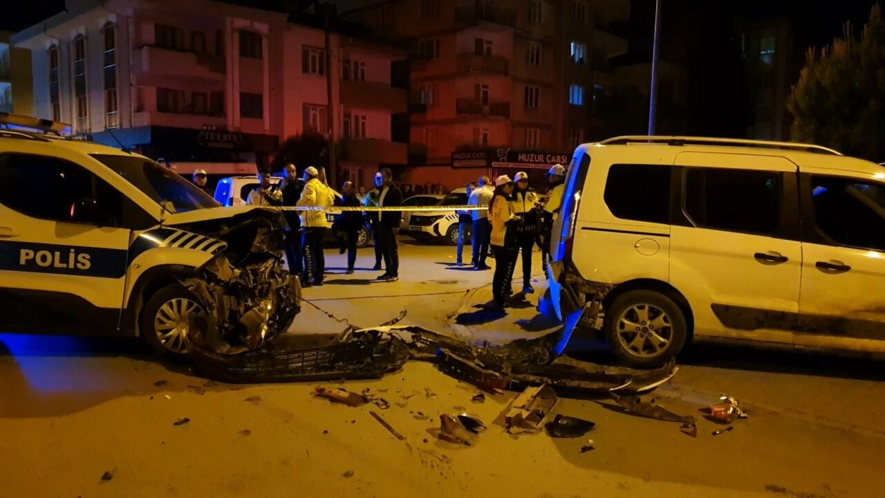 İnegöl’de zincirleme kaza: 2 polis yaralı Kaza, saat 01.00 sıralarında Hamidiye Mahallesi Cami Aralığı Sokak ile