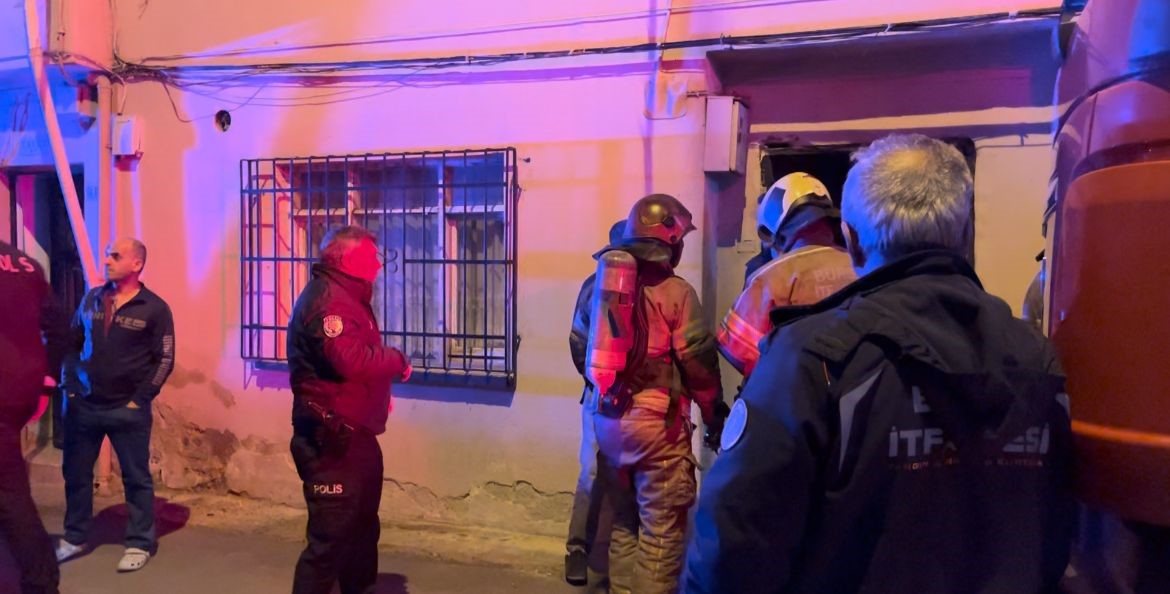 Bursa’da iki katlı evde yangın paniği Edinilen bilgiye göre, yangın gece saatlerinde elektrik kontağından başladı. Kısa