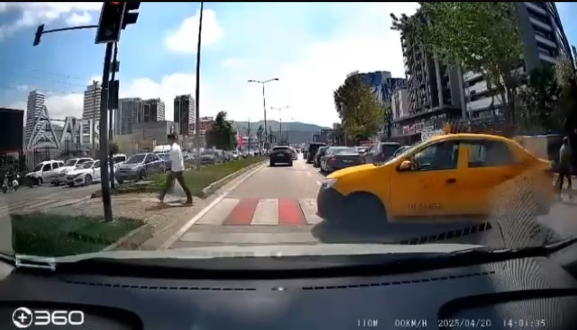 Yer: Bursa! Yolu uzatmak istemeyen taksicinin ilginç yöntemi Olay, merkez Nilüfer ilçesi Lefkoşa Caddesi üzerinde meydana geldi. Sürücüsü