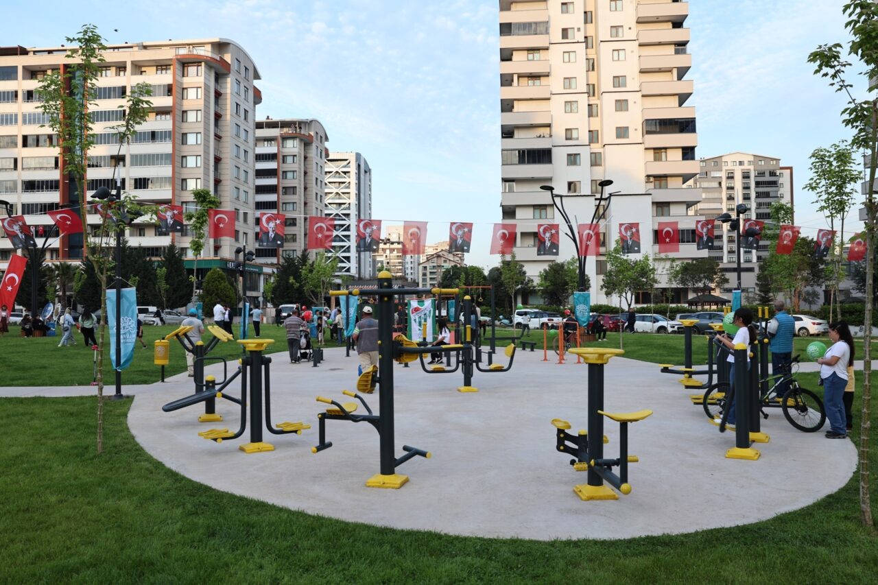 Bursa’da 23 Nisan Parkı’nda coşkulu açılış Nilüfer Belediyesi kente yeni bir yeşil alan daha kazandırdı. Yoğun