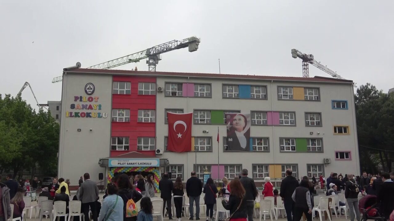 Bursa’nın merkezinde çocukların zorlu eğitimi! Okulun çevresinde bulunan vinçler tehlike saçarken, moloz yüklü kamyonetler sebebiyle