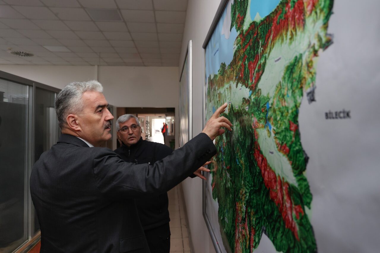 Vali Ayyıldız’dan AFAD’a ziyaret Bursa Valisi Erol Ayyıldız, AFAD Eğitim Merkezi’nde incelemelerde bulunarak İl