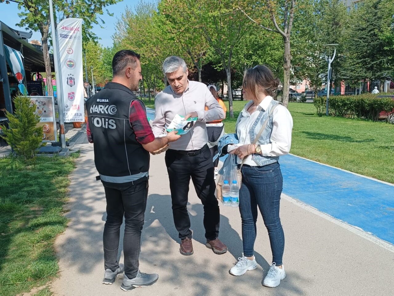 Narkotik polisi Bursa’da vatandaşları bilgilendirdi Bursa İl Emniyet Müdürlüğü Narkotik Suçlarla Mücadele Şube Müdürlüğü ekipleri,